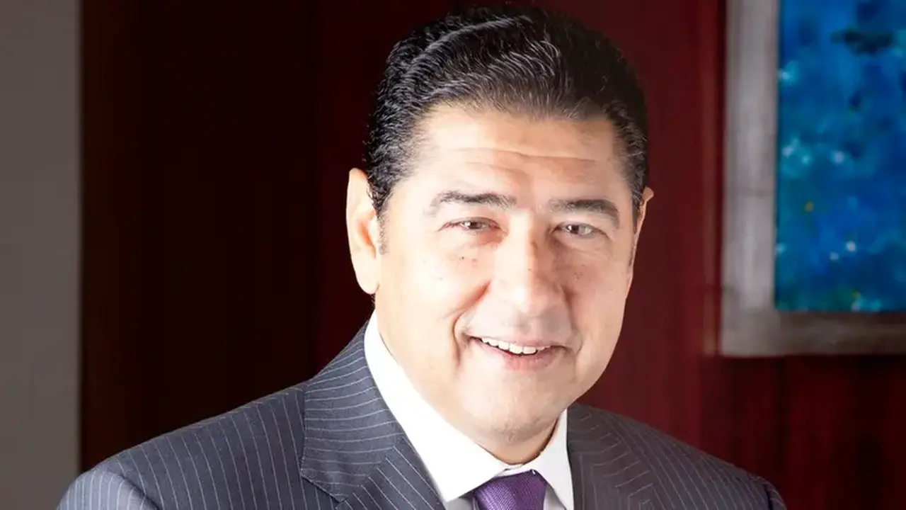 هشام عز العرب يتوقع انخفاضاً حاداً في سعر الدولار بعد توقف الحرب